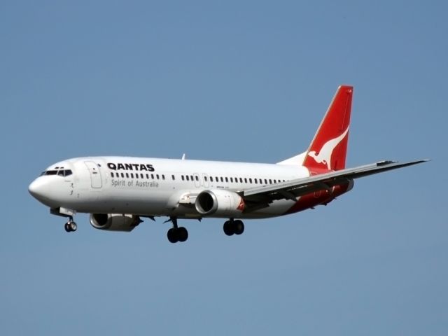 BOEING 737-400 (VH-TJW) - On short finals for runway 05.