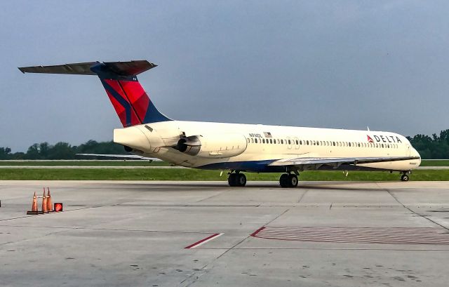 McDonnell Douglas MD-88 (N914DL) - Performing a U-turn in front of the terminal.