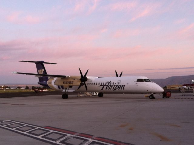 de Havilland Dash 8-400 (N435QX)