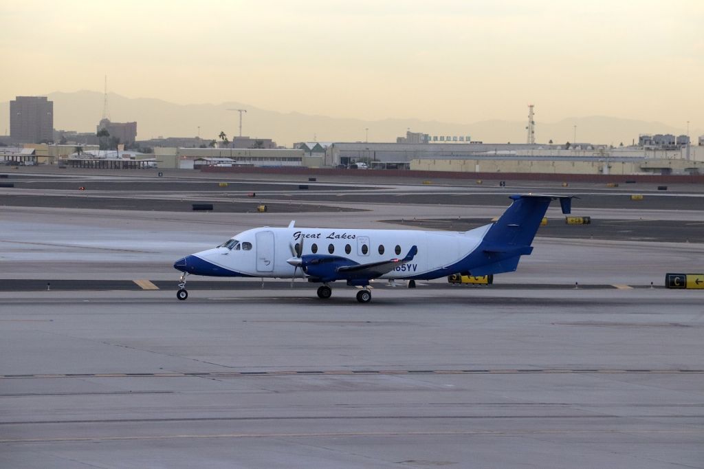 Beechcraft 1900 (N165YV) - KPHX - Great Lakes B-1900 on taxi after landing Runway 26 Dec 5th, 2017.