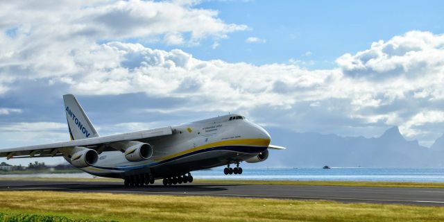 Antonov An-12 (UR-82027)