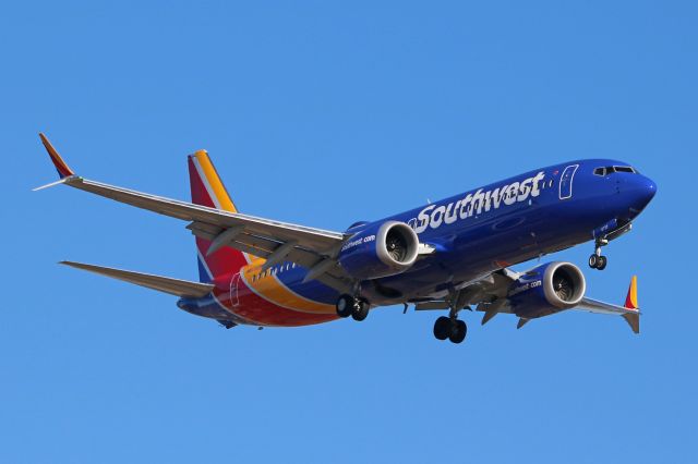 Boeing 737 MAX 8 (N8733M) - A new Max-8 for Southwest Airlines and the database. SWA1635 on a late afternoon approach for RWY 24R from Phoenix Sky Harbor Intl (KPHX) on 12 Mar 2019. N8733M was delivered on 14 Feb 2019.