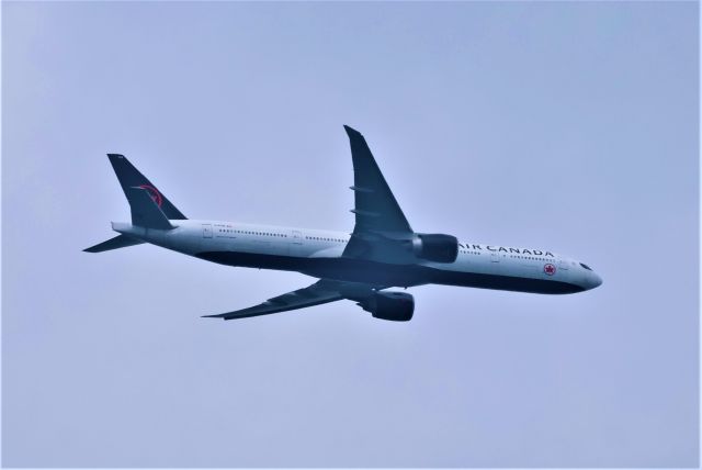 C-FIVW — - C-FIVW BOEING 777-333 ER AIR CANADA AC899 survolant le fleuve St-Laurent à Lavaltrie le  30-08-2022 à 17:13