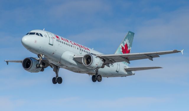 Airbus A319 (C-GAQX) - AC 134 arrives from Calgary on runway 24L which brings them real close!