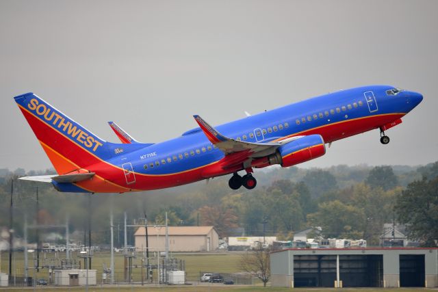 Boeing 737-700 (N7715E) - 10-21-20