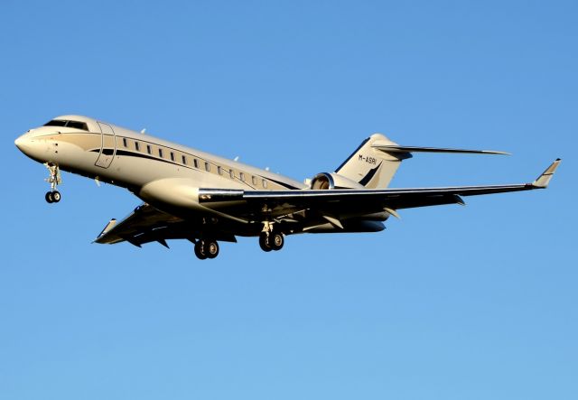 Bombardier Global Express (M-ASRI) - LBG 04/11/2012br /Landing 27