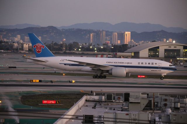 BOEING 777-200LR (B-2041)