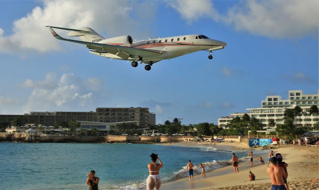 Cessna Citation X (N978DB) - A late afternoon arrival of Cessna 750 Citation X N978DB for landing.