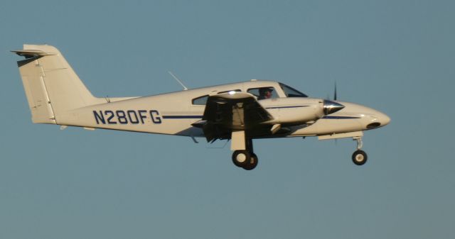 Piper PA-44 Seminole (N280FG) - On short final is this 2021 Piper PA-44-180 Seminole from the Spring of 2022.