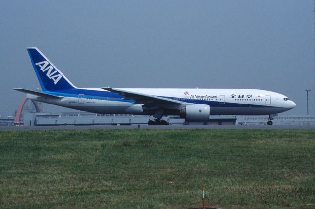 Boeing 777-200 (JA706A) - Taxing at Tokyo-Haneda Intl Airport on 2000/05/15