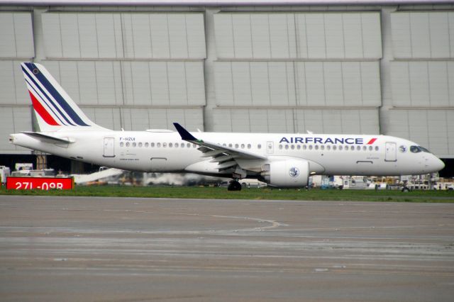 Airbus A220-300 (F-HZUI) - Taxiing to Stand 402 on 31-Mar-23 operating flight AFR1280 from LFPG.