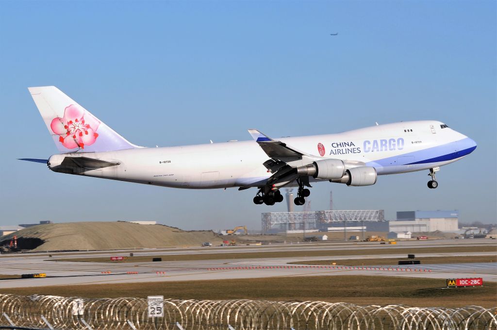 Boeing 747-400 (B-18720) - Landing 10-C