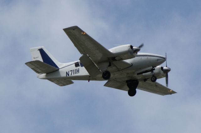 Beechcraft 55 Baron (N711H) - Beechcraft Baron (N711H) on approach for Sarasota-Bradenton International Airport