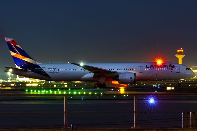 Boeing 787-9 Dreamliner (CC-BGD) - dawn