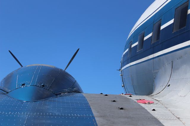 Douglas DC-3 —