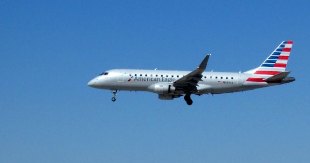 Embraer 175 (N435YX) - On final is this 2014 American Airlines Eagle Embraer 175LR in the Winter of 2021.