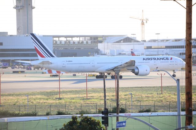 BOEING 777-300ER (F-GSQV)