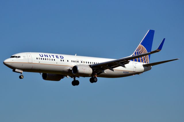 Boeing 737-800 (N33262)
