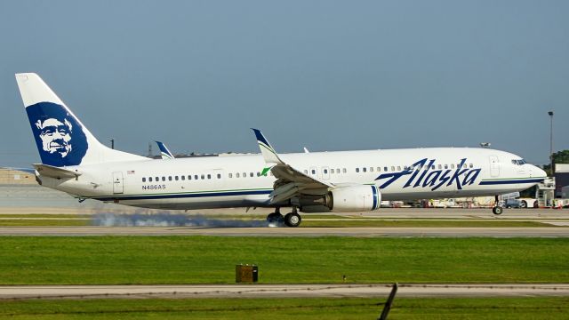 Boeing 737-900 (N486AS) - 22 arrival.