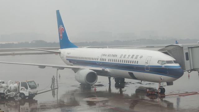 Boeing 737-800 (B-5677)