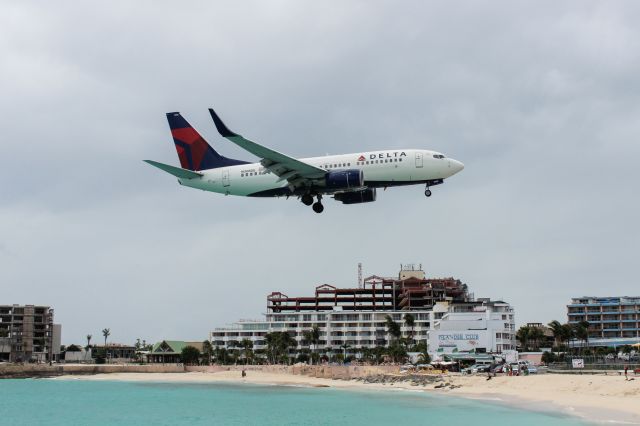 Boeing 737-700 (N308DE)