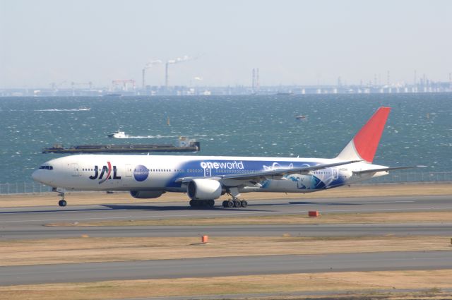 BOEING 777-300 (BON8914) - Departure at Haneda Intl Airport R/W34R on 2007/12/16 One World c/s