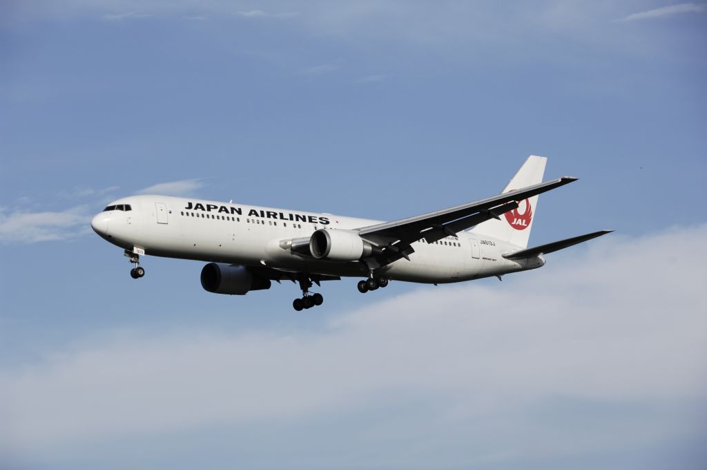 BOEING 767-300 (JA613J) - Final Approach to Narita Intl Airport Rwy16L on 2013/08/20