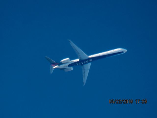 McDonnell Douglas MD-90 (N907DA)