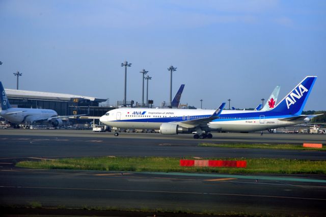 BOEING 767-300 (JA626A) - In good company