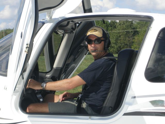 Cirrus SR-22 (N802CS) - Pilot getting ready to taxi.