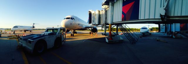 Airbus A319 — - KTVC Delta Ops on a Saturday during the summer. (L to R) ExpressJet CRJ700, Delta Airbus A319, and an Endeavor CRJ200.