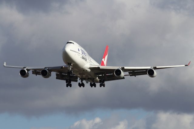 Boeing 747-400 (VH-OEF) - Approaching London Heathrow.