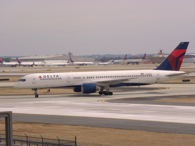 Boeing 757-200 (N676DL)