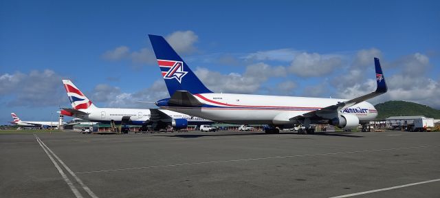 BOEING 767-300 (N237CM)
