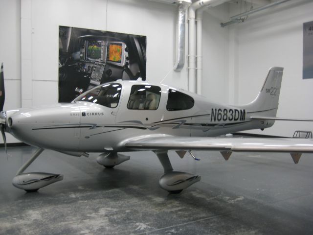 Cirrus SR-22 (N683DM)