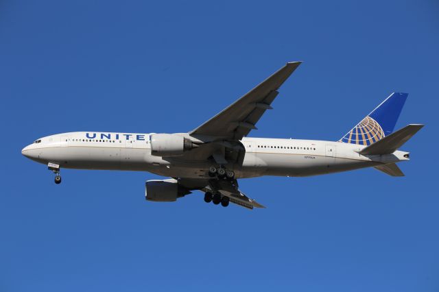 Boeing 777-200 (N795UA)