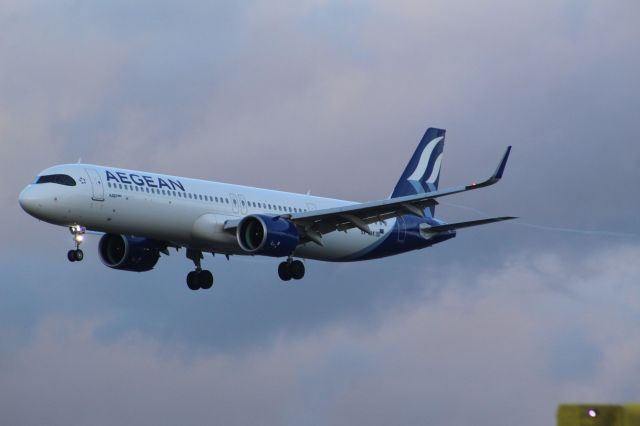 Airbus A321neo (SX-NAK) - An Aegean A321neo on final approach into LHR, landing on runway 27L.br /br /Location: Great South-West Road.br /Date: 21.12.22 (dd/mm/yy).