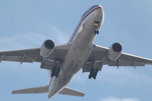 Boeing 777-200 —