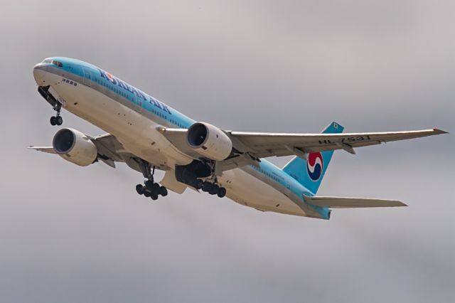 Boeing 777-200 —