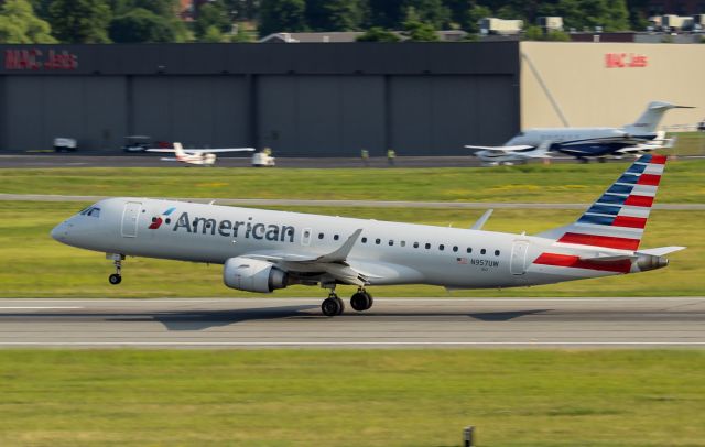 Embraer ERJ-190 (N957UW) - June 2018