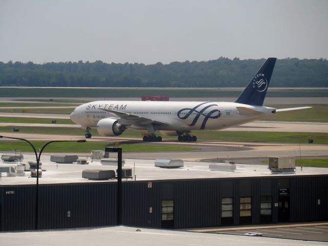 Boeing 777-200 (HZ-AKA)