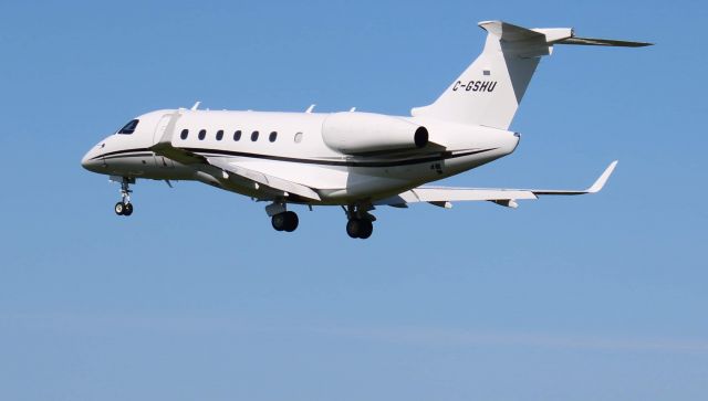 Embraer Legacy 550 (C-GSHU) - A son approche finale piste 25