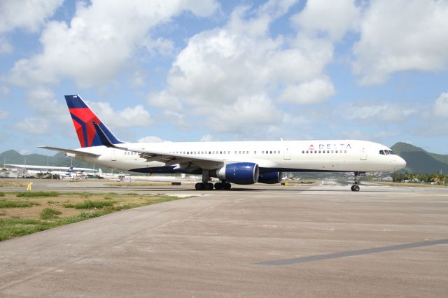 Boeing 757-200 (N699DL)