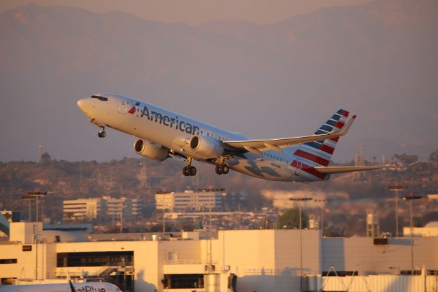 Boeing 737-800 (N898NN)