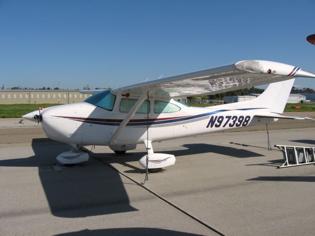 Cessna Skylane (N97398) - PARKED AT FULLERTON
