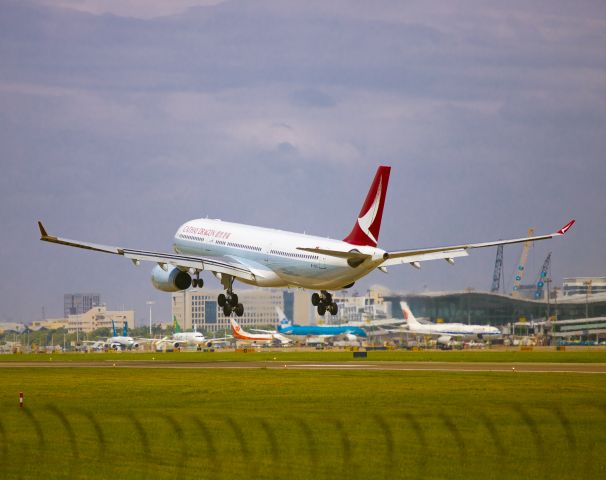 Airbus A330-300 (B-HLG)