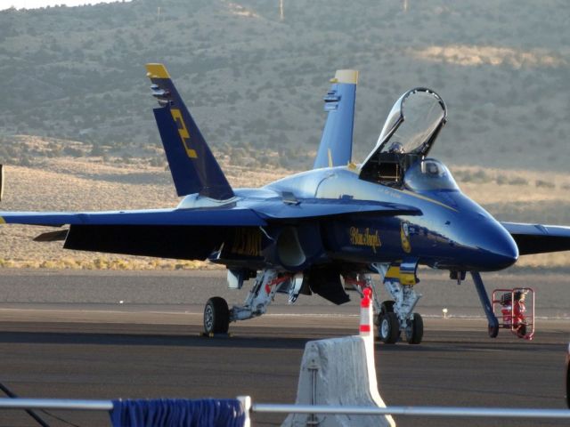 McDonnell Douglas FA-18 Hornet (16-3737)