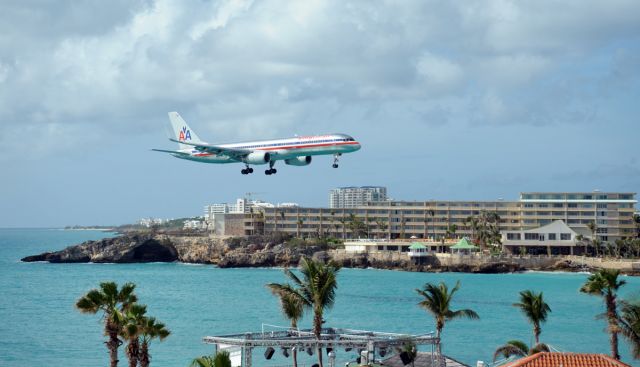 Boeing 757-200 (N628AA) - Dramatic approaches at The Princess.