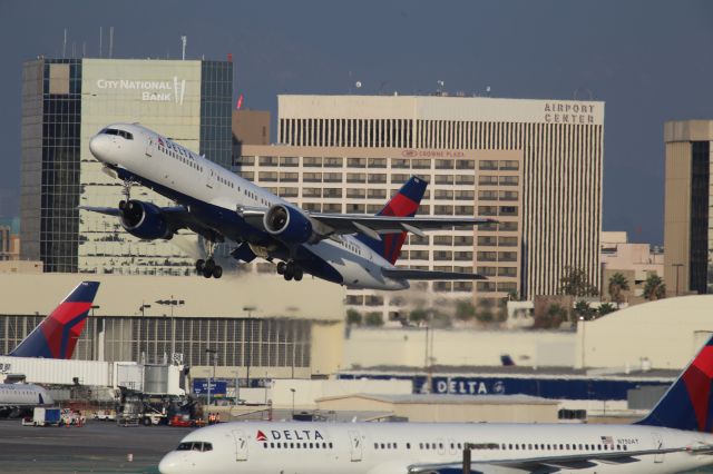 Boeing 757-200 (N6708D)