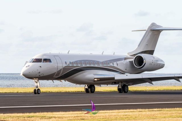 Bombardier Global Express (C-FWPF) - Backtrack runway (Tahiti Airport)